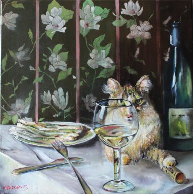 Table dressée d'une nappe blanche et chat couch dessus. Assiette d'asperges, couverts et le chat jouant avec le bouchon de la bouteille 