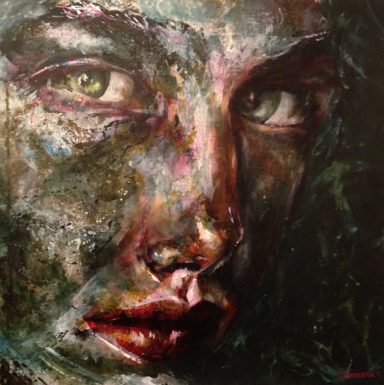 Portrait de femme de profil zoomé. Sombre et sensuel