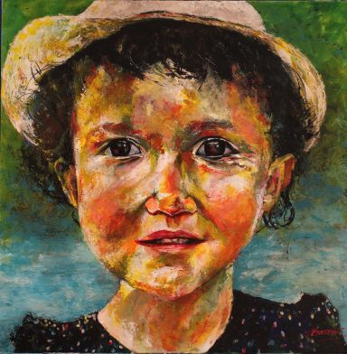 Jeune fille souriante au chapeau? Soleil d'été et rouge aux joue.