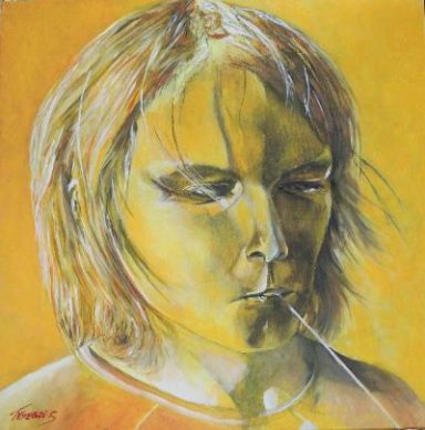 Portrait de jeune homme aux cheveux blond long sur fond jaune. Brun de paille à la bouche. Regard baissé