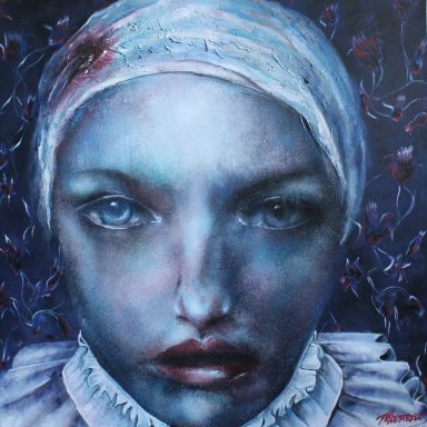 Portrait de jeune fille blessée. bandeau blanc ensanglanté autour de la tête. Collerette renaissance façon fraise. Sombre et froid.