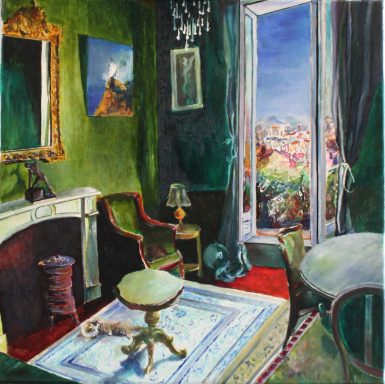 Petit salon vert avec 2 chats, fauteuils et guéridons. la fenêtre ouverte donne sur les toits.